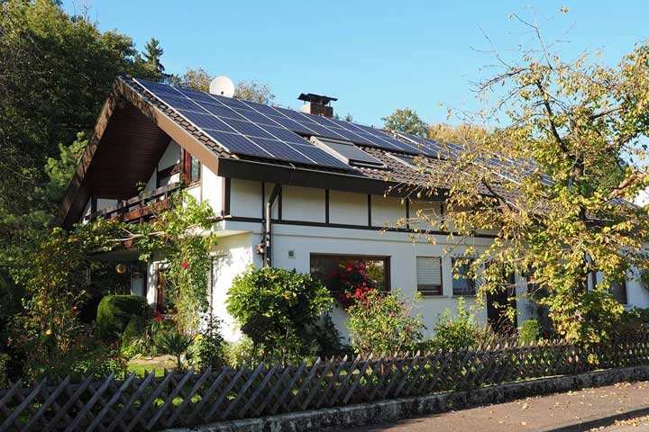 Haus mit Solarthermie-Anlage für Zuhause