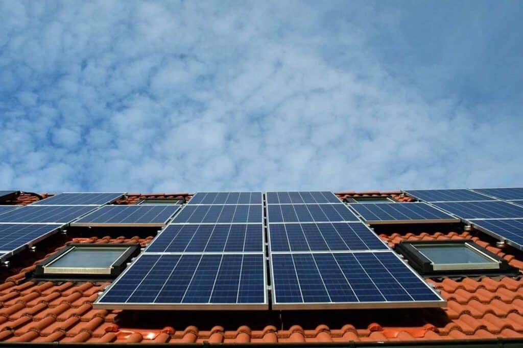 Solarplatten installiert auf Wohnhaus