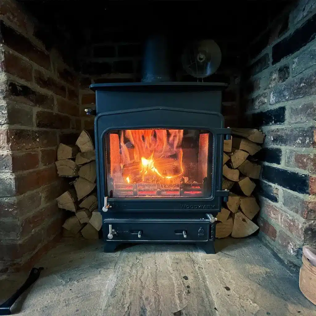 Ofen als Biomasseheizung mit Holzscheiteln