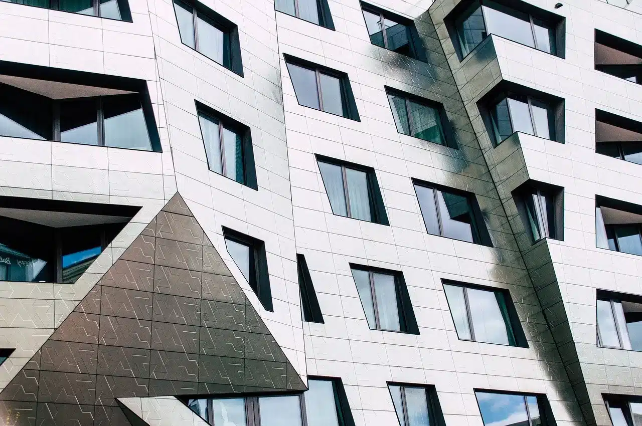 Eine moderne Gebäudefront mit geometrischen Formen und Fenstern.