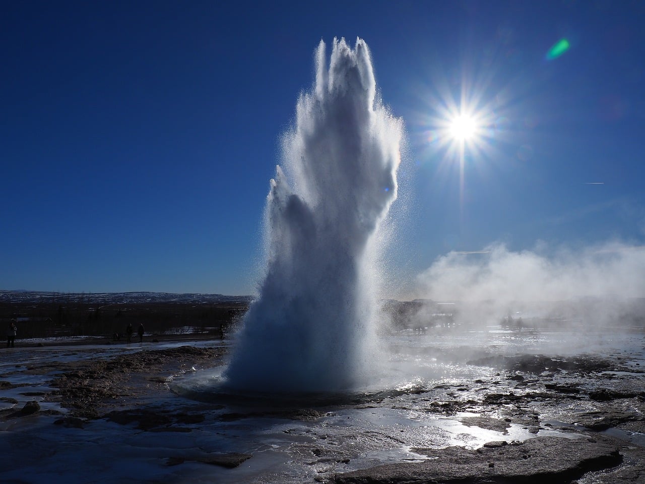 Ein Geysir im Sonnenschein