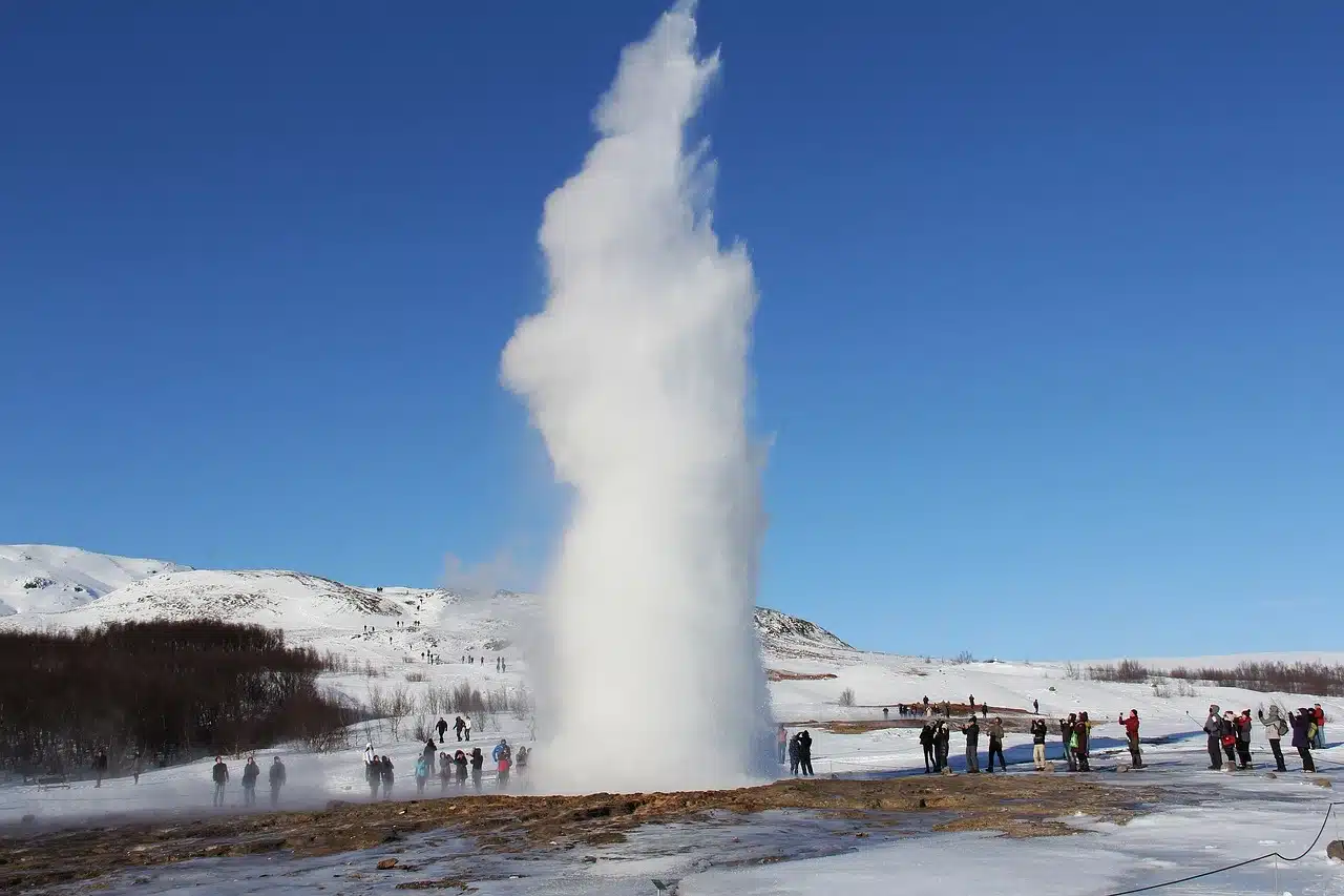 Aus einem Geysir schießt Wasser in die Höhe.