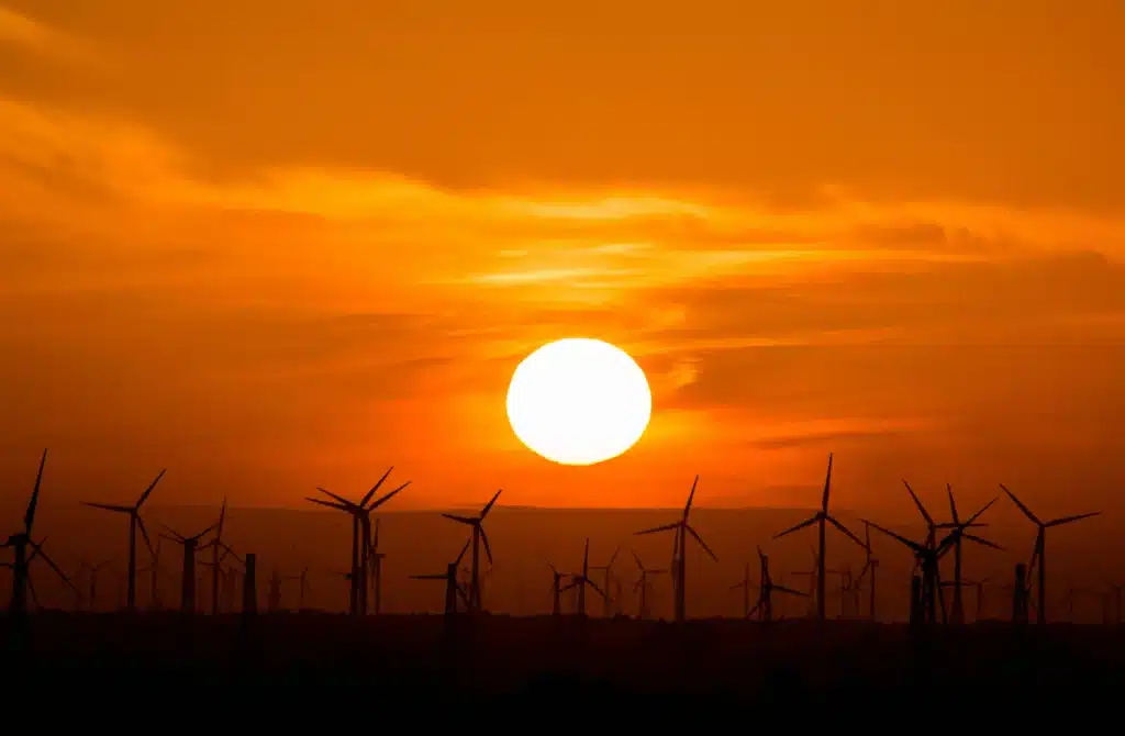 erneuerbare Energien, Solarenergie, Sonne strahlt auf Windenergieanlagen
