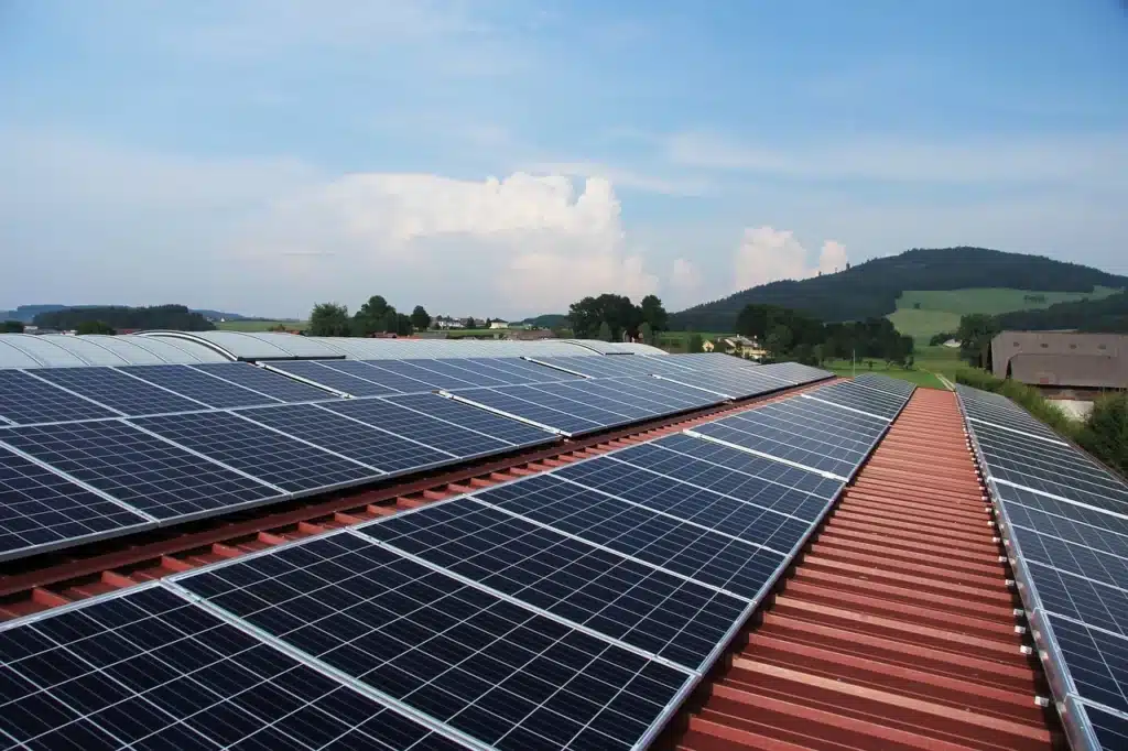 Eine Solaranlage auf einem roten Dach