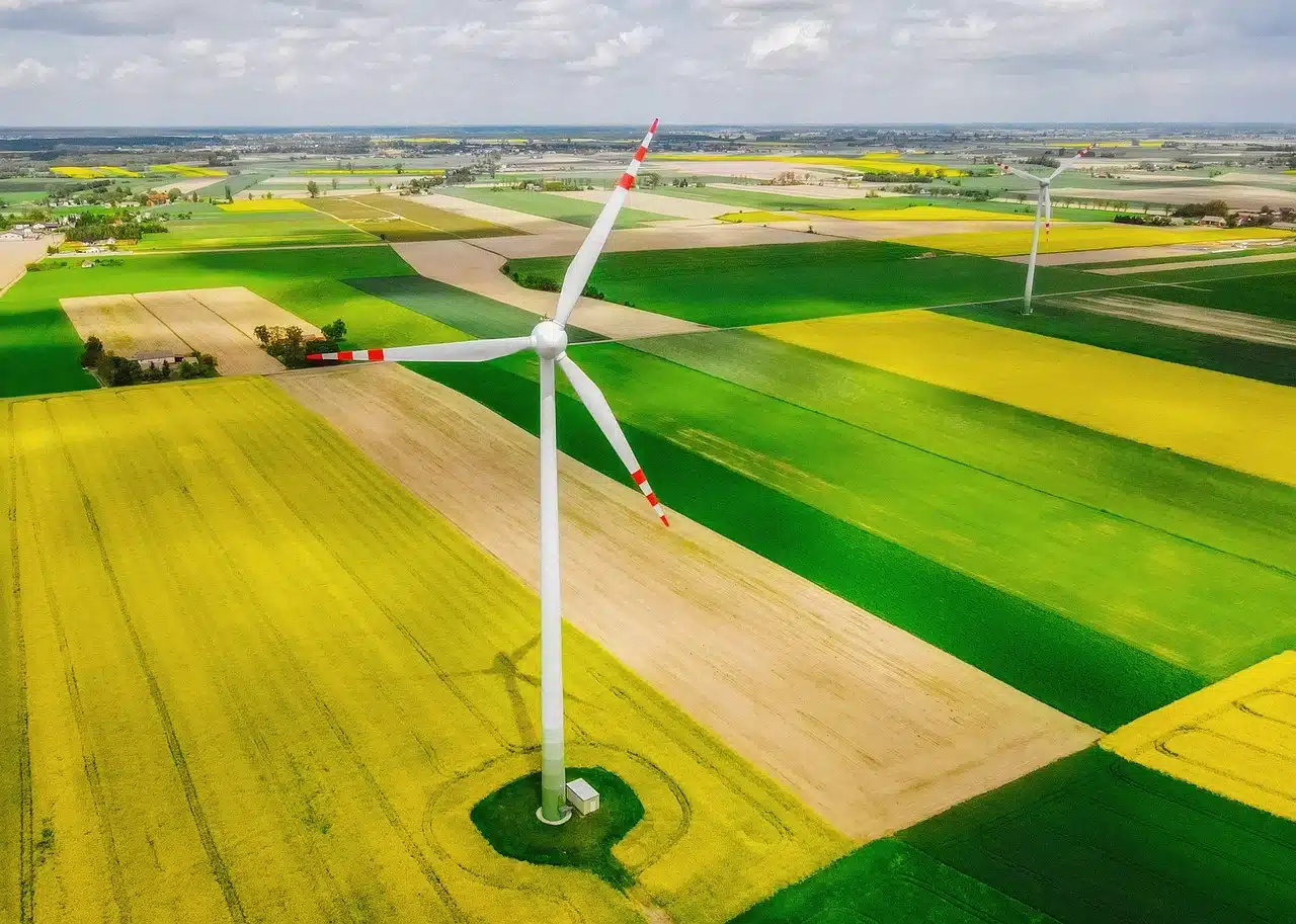 Windrad auf einem großen Feld