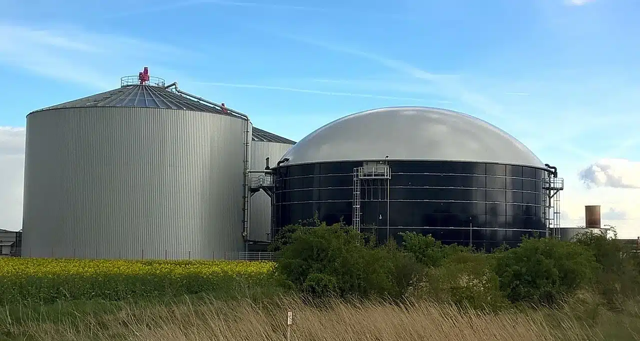 Biogasanlage mit blauem Himmel dahinter.
