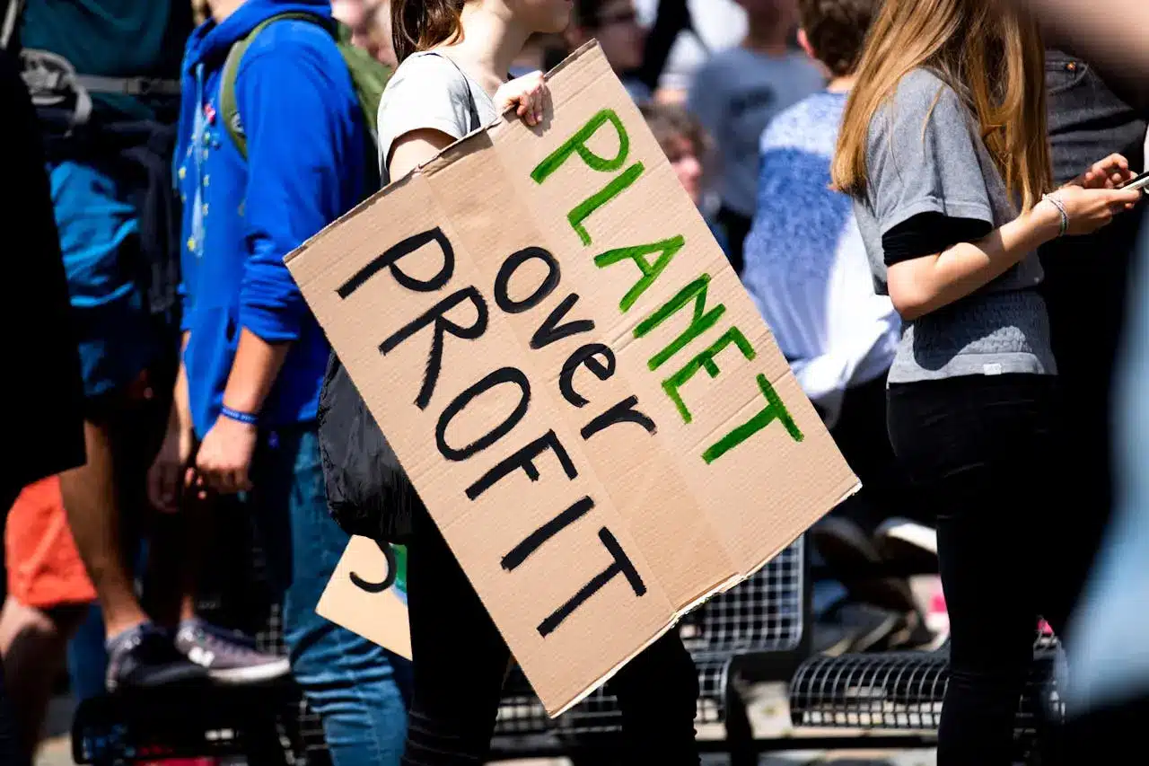 Umweltaktivistin mit einem Schild bei einem Klimaprotest.
