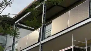 Zwei Solarpaneele an sind an einem Balkon angebracht und werden von der Sonne bescheint. (Credit: GreenAkku)