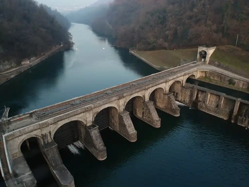 Ein Wasserdamm in einem Fluß.