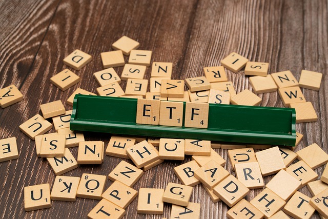 Eine Scrabble-Tafel zeigt das Wort ETF