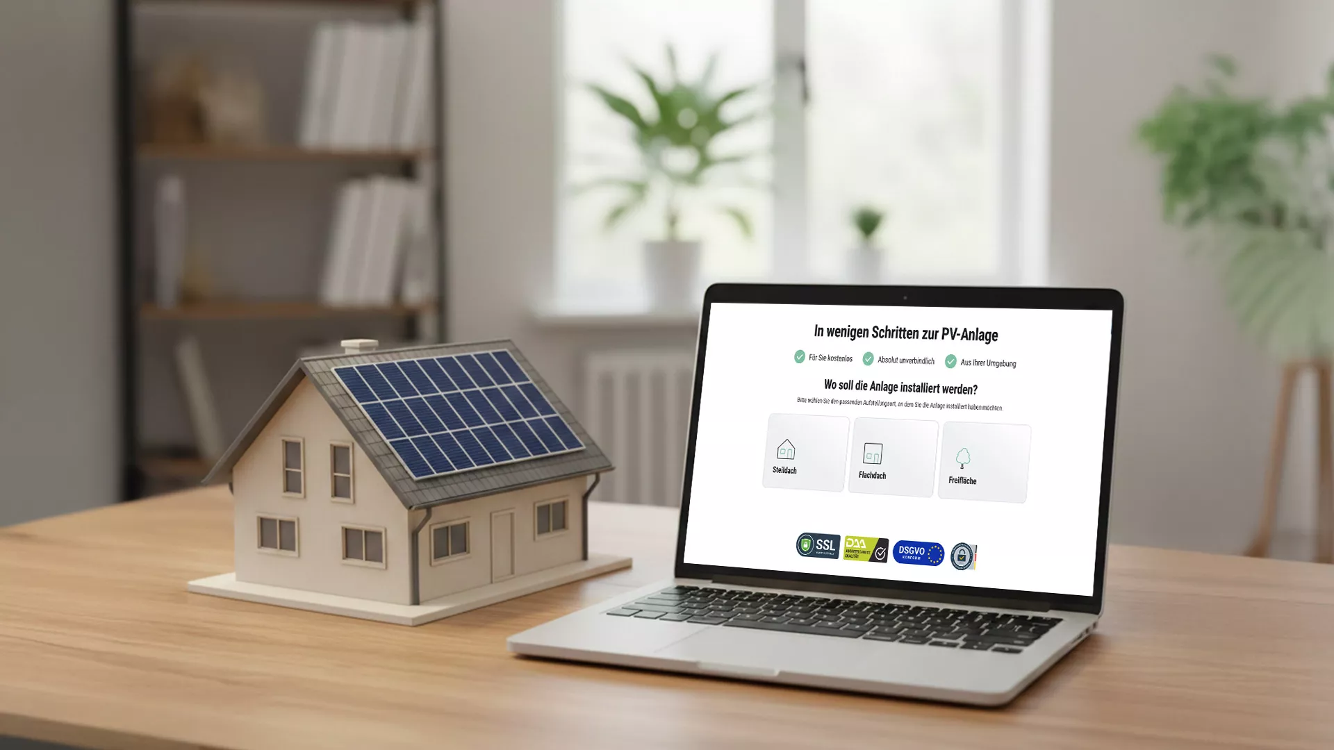 Ein Laptop mit der Website von Photovoltaik Rechner steht auf einem Tisch neben einem kleinen Modellhaus mit Sonnenkollektoren auf dem Dach; im Hintergrund stehen ein Bücherregal und eine Pflanze.