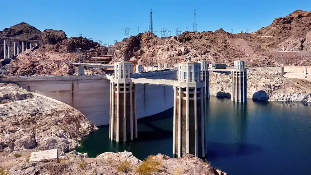 Wasserkraftwerk am Fluss