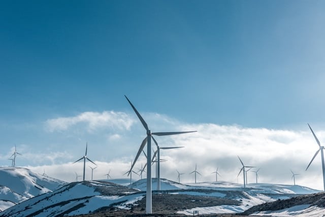 Windräder hügelige Landschaft