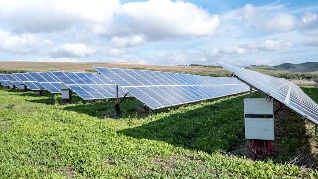 Solaranlage auf dem Rasen bei Sonnenschein