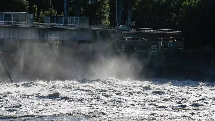 Fließendes Gewässer hinter Wasserkraftwerk