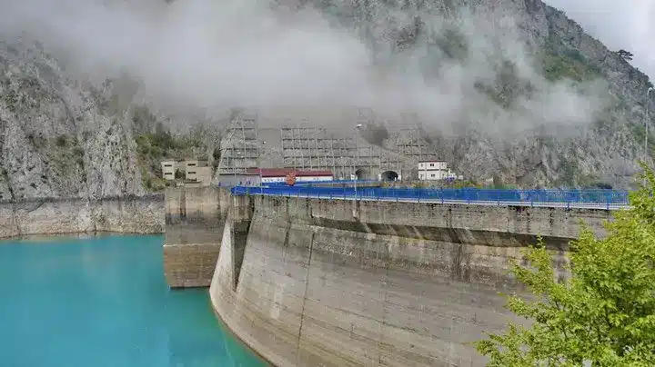 Speicherkraftwerk am See