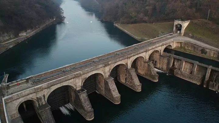 Wasserkraftwerk am Fluss