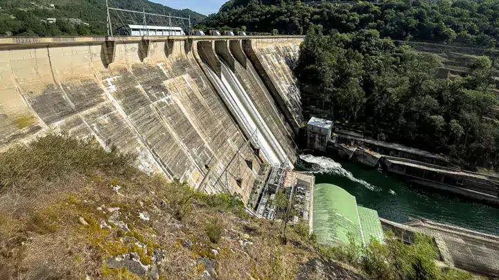 Wasserkraftwerk mit großer Staumauer