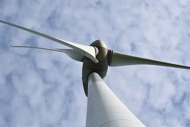 Nahaufnahme einer Windturbine von unten.