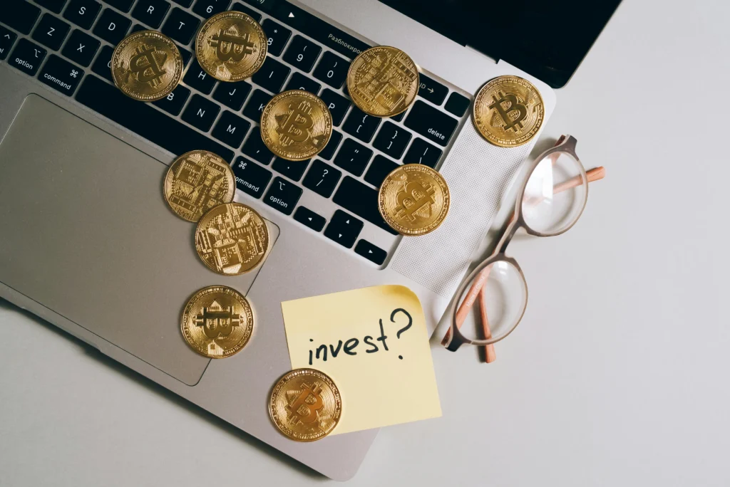 Bitcoin Münzen auf einem Laptop. (Foto: Pexels)