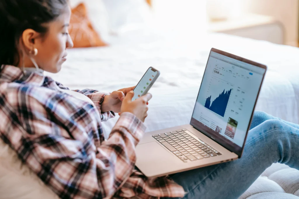 Eine Frau checkt ihre Investments auf einem Laptop. (Foto: Pexels)