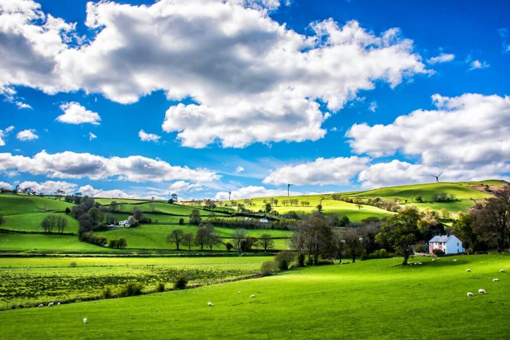 Wolkenhimmel mit grüner Landschaft