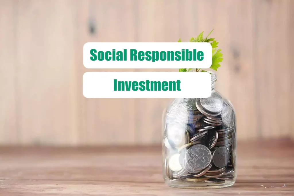 Geldmünzen mit Pflanze in einem Glas mit der Aufschrift Social Responsible Investment