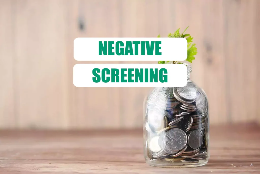 geld in einem glas mit pflanzen und aufschrift negative screening