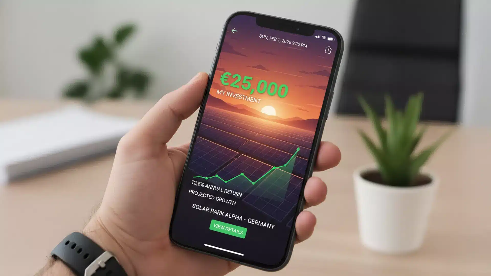 Eine Hand hält ein Smartphone, auf dem eine App für Solarinvestitionen mit einem Betrag von 25.000 €, einem Diagramm mit Wachstumsprognosen, einem Bild eines Solarmoduls und Details zum Solarpark Alpha in Deutschland angezeigt wird. Eine Topfpflanze und eine Tastatur sind im Hintergrund unscharf.