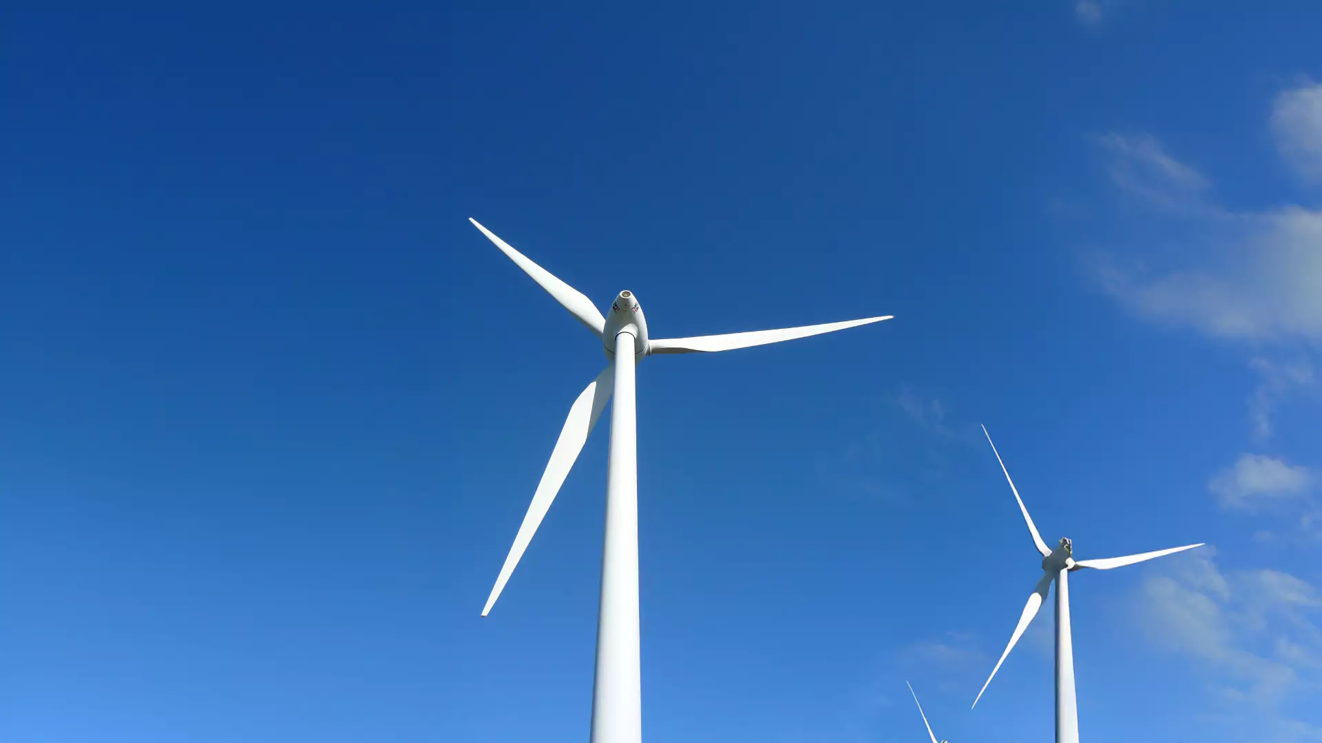 horizontale windkraftanlagen bei blauem himmel