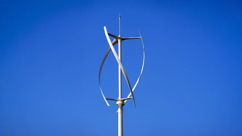 vertikale windkraftanlage bei blauem himmel