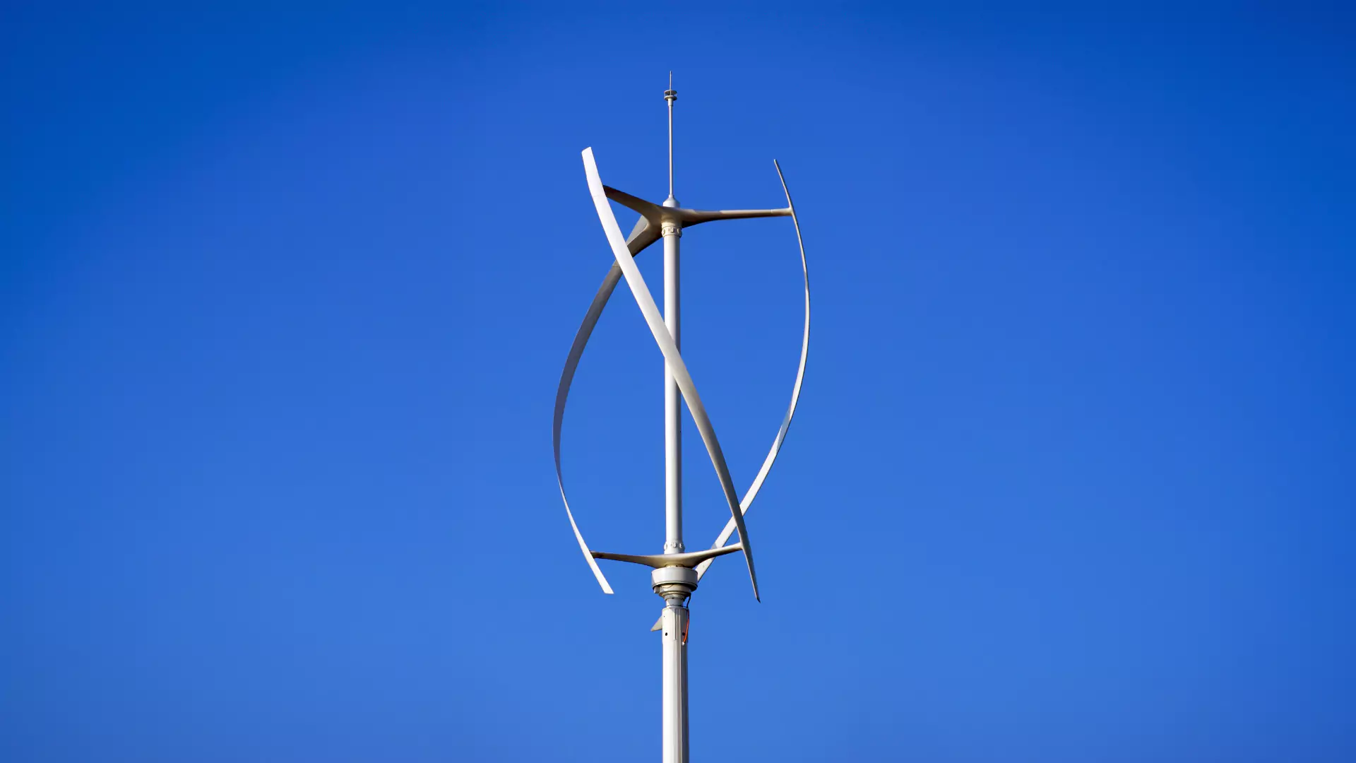 vertikale windkraftanlage bei blauem himmel