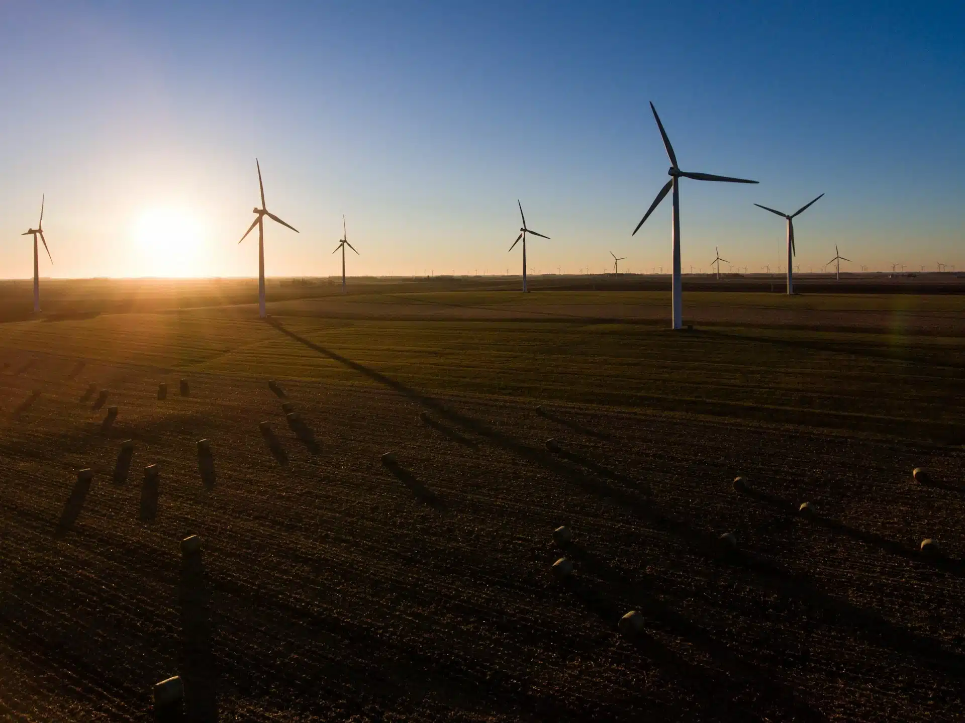 Windpark im Sonnenaufgang