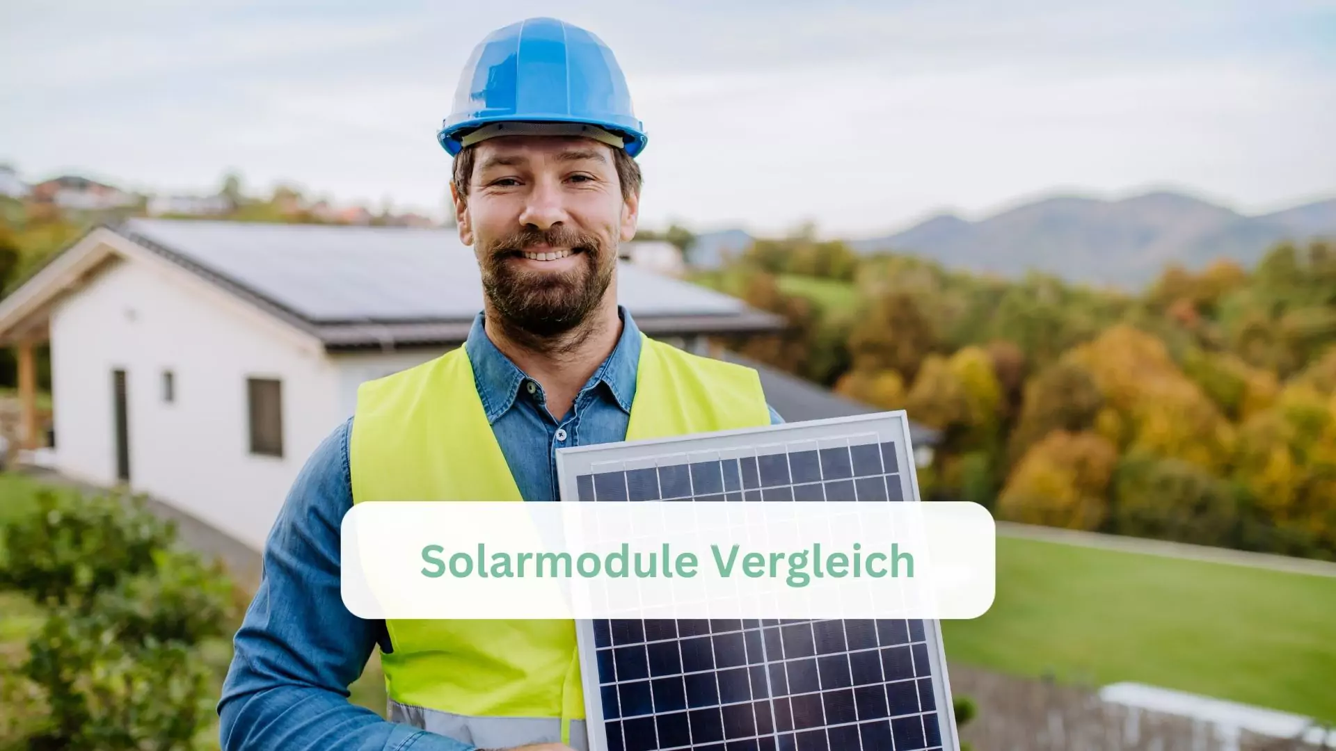 Mann mit Solarmodule und Aufschrift Solarmodule Vergleich