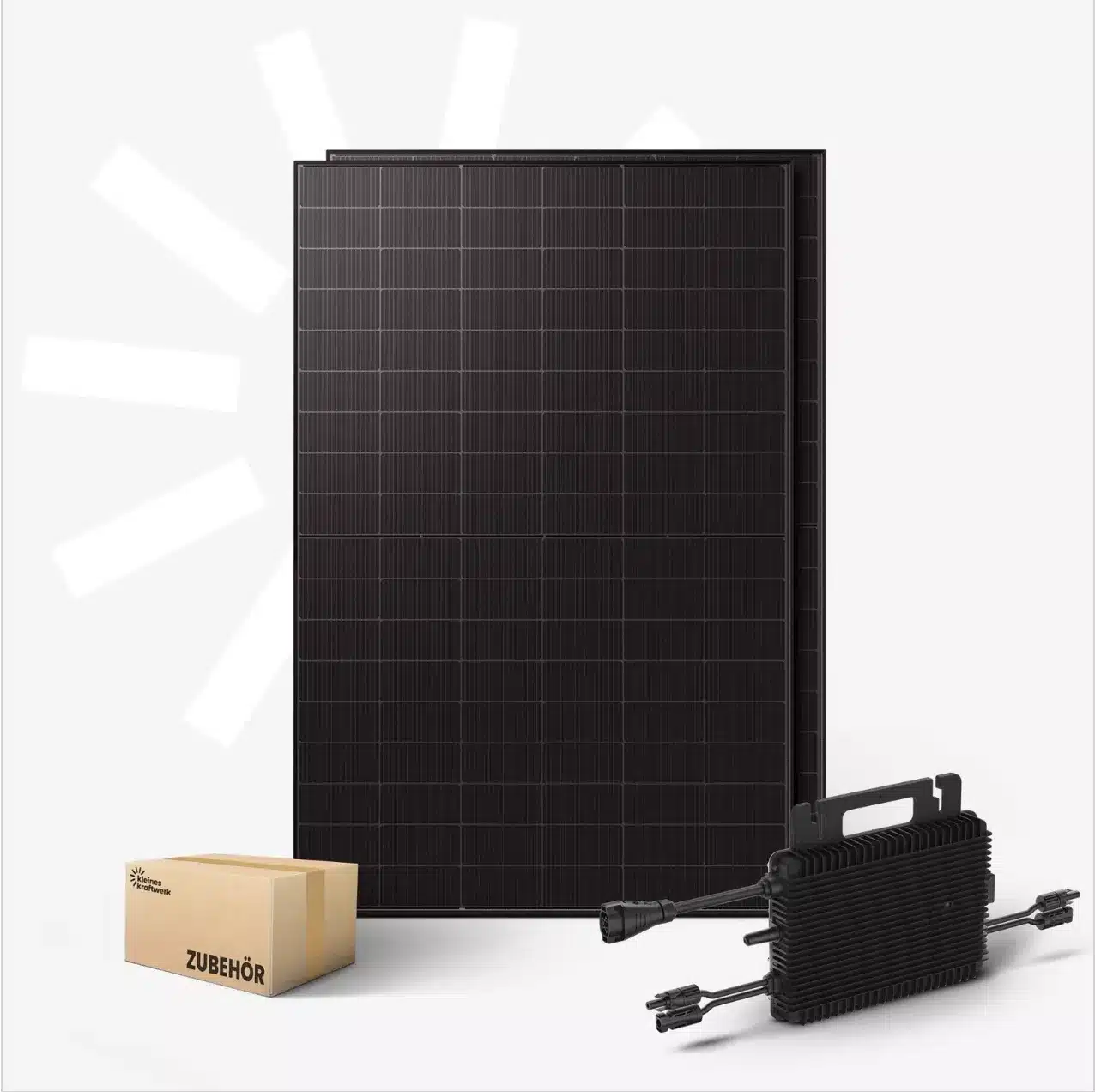 Hinter einer beigen Schachtel mit der Aufschrift „ZUBEHÖR“ und einem schwarzen Mikrowechselrichter mit angeschlossenen Kabeln steht ein schwarzes Solarmodul aufrecht vor einem hellen Hintergrund mit einem weißen Sonnenstrahlenmuster – ideal für jeden Balkonkraftwerk-Vergleich.