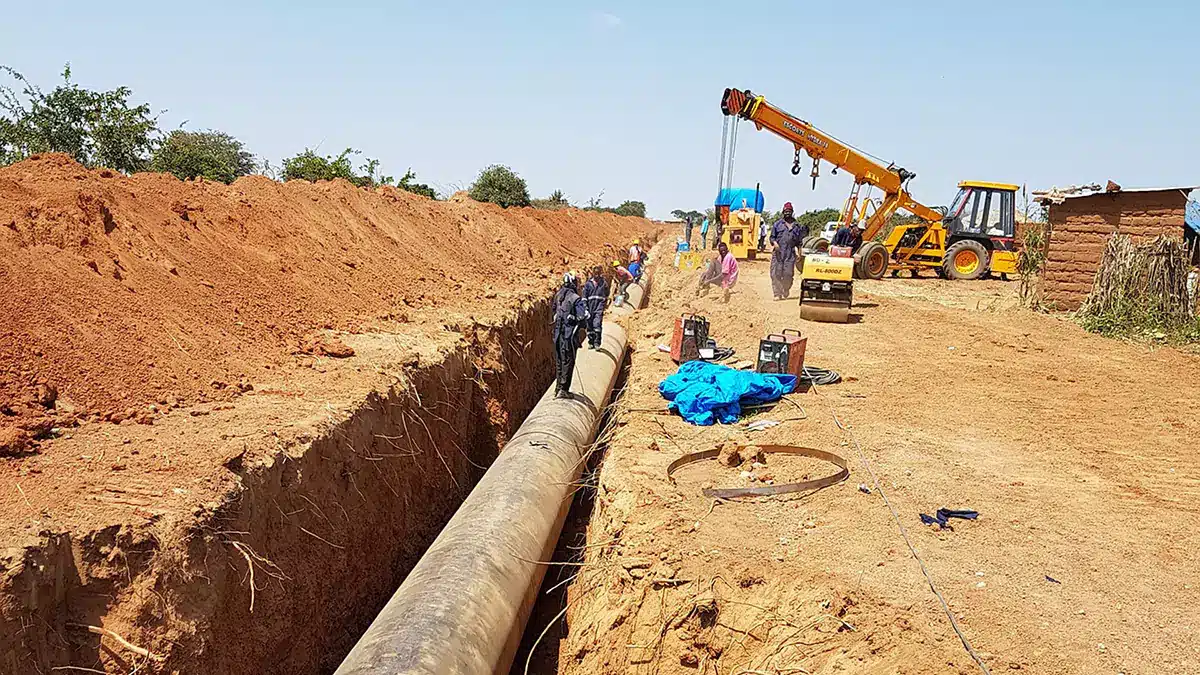 Wasserpipeline in trockenem Gebiet