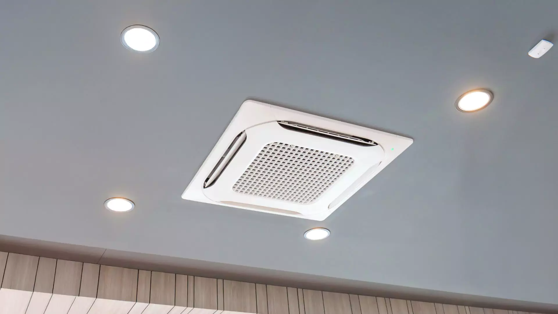 Verbaute Lüftungsanlage in einem Raum mit Lichtern an der Decke