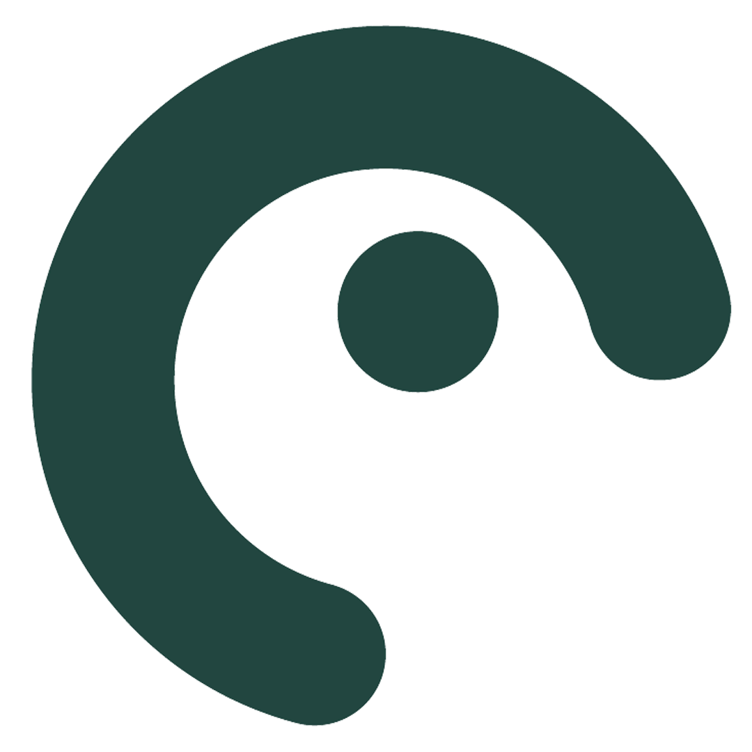Eine dunkelgrüne kreisförmige Form mit einer dicken, geschwungenen Linie, die teilweise einen durchgehenden Punkt umschließt und an ein stilisiertes Auge oder eine abstrakte Spirale erinnert - eine Anspielung auf den innovativen Geist von Impact Investing Plattformen - auf einem transparenten Hintergrund.