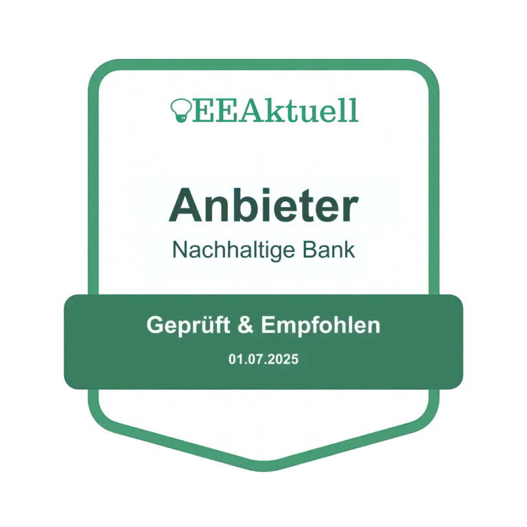Abzeichen mit den Logos von EEAktuell Siegel und Anbieter Nachhaltige Bank. Darunter steht auf einem grünen Banner Geprüft & Empfohlen 01.07.2025. Im Hintergrund befindet sich ein blaugrünes Schildmotiv.