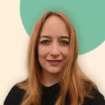 Eine Frau mit langen, hellbraunen Haaren und einem schwarzen Oberteil lächelt in die Kamera. Der Hintergrund ist beige mit einem großen grünen Kreis hinter ihrem Kopf, der ihr Engagement für Erneuerbare Energien symbolisiert.