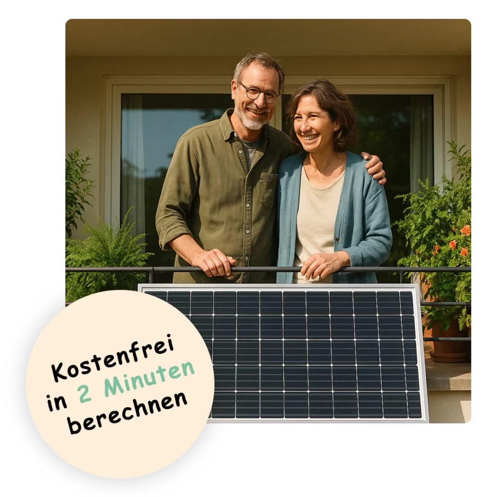Ein lächelndes Paar steht auf einem Balkon mit einem Sonnenkollektor. Eine kreisförmige Texteinblendung lautet: "Kostenfrei in 2 Minuten mit dem Balkonkraftwerk Rechner berechnen.