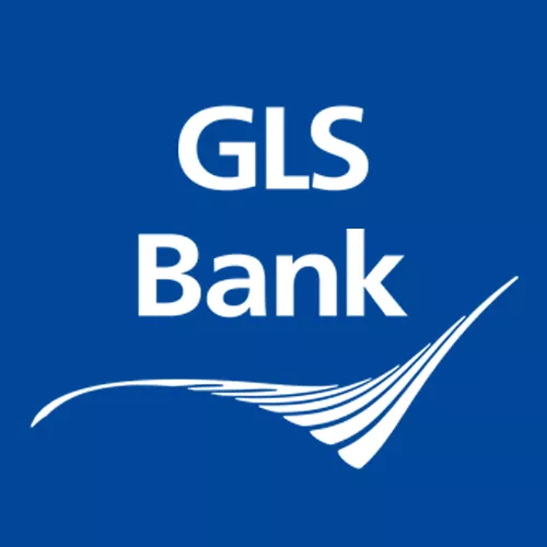 GLS Bank Logo mit weißem Text auf blauem Hintergrund, mit einem stilisierten weißen Swoosh-Design unter dem Text - ideal für die Verwendung in Tagesgeld-Vergleichsmaterialien.