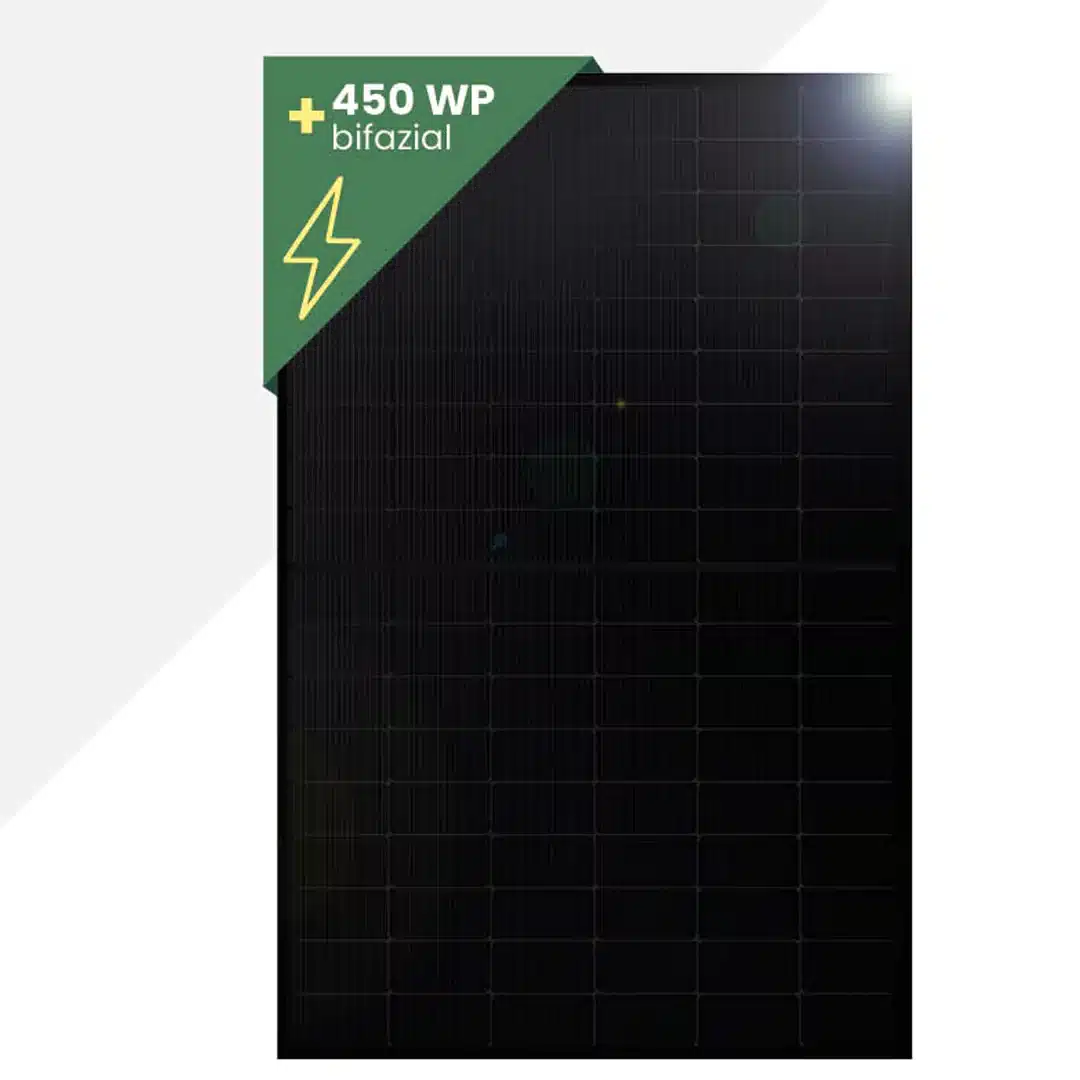 Ein schwarzes bifaziales Solarpanel mit einem grünen Etikett in der oberen linken Ecke, das +450 WP bifazial anzeigt, und einem gelben Blitzsymbol. Das Licht wird von der oberen rechten Ecke des Paneels reflektiert.