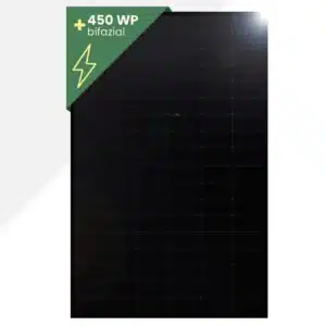 Ein schwarzes bifaziales Solarpanel mit einem grünen Etikett in der Ecke, das +450 WP bifazial anzeigt, und einem gelben Blitzsymbol. Das Sonnenlicht spiegelt sich auf der oberen rechten Seite des Paneels.