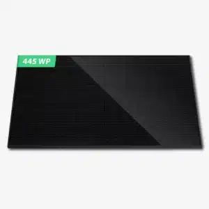 Ein schwarzes Solarmodul mit einem kleinen grünen Etikett in der oberen linken Ecke, das 445 WP anzeigt, was auf die Leistung hinweist. Das Panel hat ein schlankes, modernes Design mit einer reflektierenden Oberfläche.