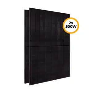 Zwei schwarze Solarmodule, die nebeneinander stehen, mit einem kreisförmigen Etikett mit der Aufschrift 2x 500W in der oberen rechten Ecke, was auf einen Satz von zwei 500-Watt-Solarmodulen hinweist.
