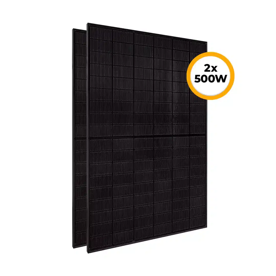 Zwei schwarze Solarmodule, die nebeneinander stehen, mit einem kreisförmigen Etikett mit der Aufschrift 2x 500W in der oberen rechten Ecke, was auf einen Satz von zwei 500-Watt-Solarmodulen hinweist.