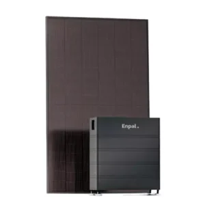 Ein dunkles, rechteckiges Solarpanel steht aufrecht hinter einem schwarzen, kastenförmigen Energiespeicher mit der Aufschrift Enpal auf weißem Hintergrund.