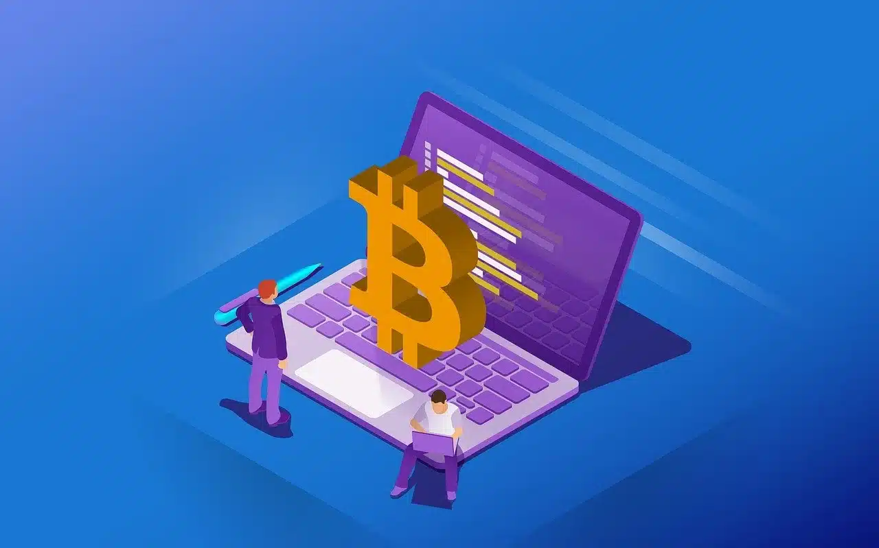 Eine Illustration von zwei Personen in der Nähe eines großen Laptops mit Code auf dem Bildschirm und einem großen goldenen Bitcoin-Symbol davor, vor einem blauen Hintergrund, der das Wesen einer justtrade erfahrung in der digitalen Welt einfängt.