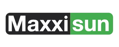 Logo mit dem Wort Maxxi in weißer Schrift auf schwarzem Hintergrund und der Sonne in weißer Schrift auf grünem Hintergrund, beides in fetter Schrift innerhalb abgerundeter Rechtecke.